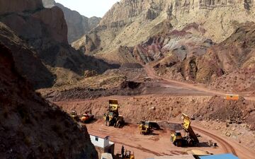 استخراج سنگ آهن هماتیتی منگنزدار آغاز شد