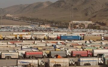 ابهام در سرنوشت راننده‌های بلاتکلیف در افغانستان / هشدار گرسنگی برای راننده‌های ایرانی و عراقی در «پارکینگ نیمروز»