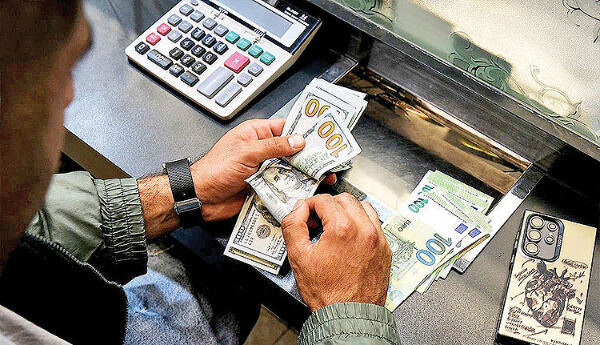 انتقاد از فروش ارز در بانک‌ها/دلار گران‌تر می‌شود؟