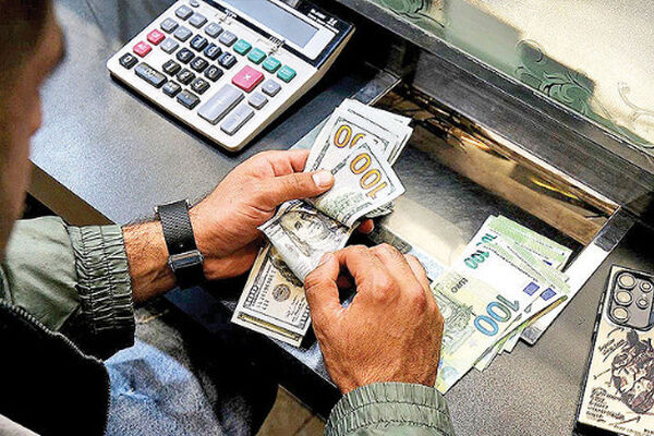 انتقاد از فروش ارز در بانک‌ها/دلار گران‌تر می‌شود؟
