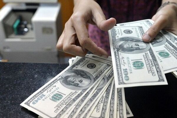 موتور کاهش ارزش پول ملی همچنان فعال است/قیمت‌گذاری دستوری راهکار ثبات ارز نیست