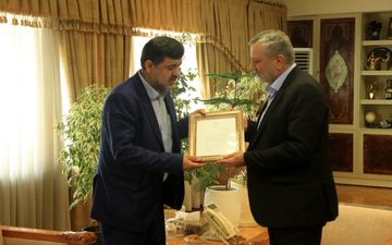 وزیر کار به بانک پارسیان لوح تقدیر داد