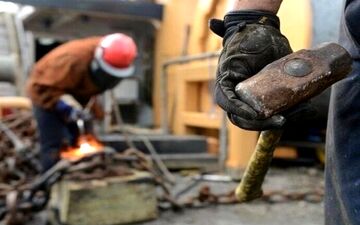 تلاش دولت و کارفرمایان به دنبال افزایش ۳۵درصدی حقوق کارگران