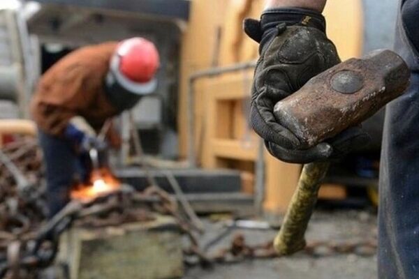 رواج قراردادهای غیررسمی در بازار کار /کارگران هر روز دورتر از قانون