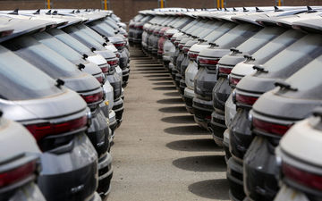 افزایش قیمت خودرو زیر سایه رکود معاملات / سیگنال ارزی دولت به  بازار خودروهای خارجی 