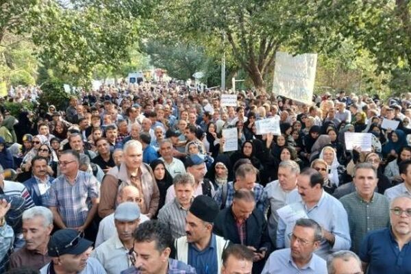 ادامه تجمعات اعتراضی بازنشستگان فرهنگی مقابل مجلس/ حقوق بازنشستگی اصلاح می‌شود؟