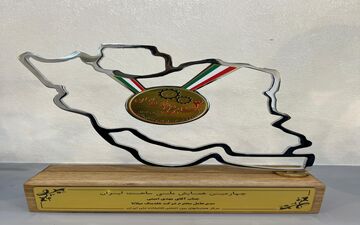 نشان ملی ساخت ایران بر سینه هلدینگ میلانا