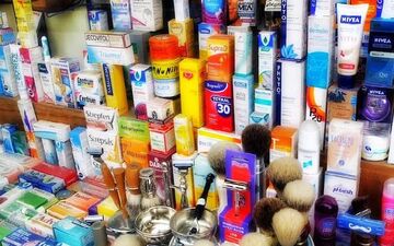 بازار در انحصار محصولات زیرپله‌ای / تمام لوازم بهداشتی و آرایشی خارجی قاچاق یا فیک است؟
