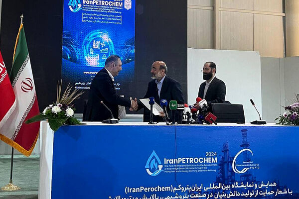 امضای تفاهمنامه ۴۵۰ هزار میلیارد ریالی بانک ملت و هلدینگ پتروشیمی خلیج فارس