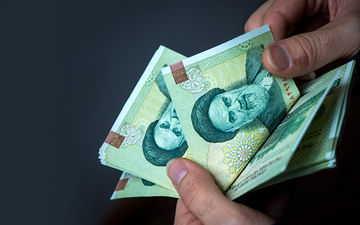 سقوط ارزش دلاری یارانه‌ها در3سال دولت رییسی/ هر ایرانی در فروردین1403چند دلار یارانه می‌گیرد؟