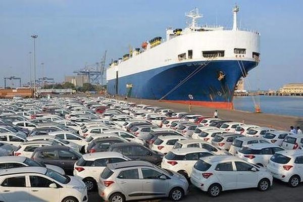 روایت رئیس سازمان توسعه تجارت از آمار خودروهای وارداتی /توقف  3500 دستگاه خودرو در بنادر