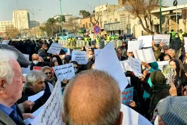 تجمع اعتراضی فرهنگیان بازنشسته مقابل پاستور/انتظار ۱۵ماهه برای دریافت پاداش پایان خدمت 