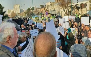 تجمع اعتراضی فرهنگیان بازنشسته مقابل پاستور/انتظار ۱۵ماهه برای دریافت پاداش پایان خدمت 