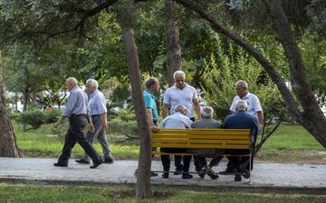 درخواست برابری مزایای بازنشستگان با کارمندان دولت 