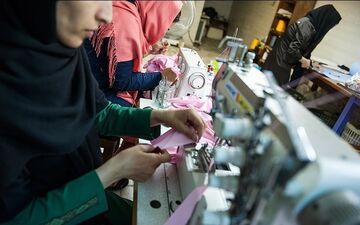 نرخ مشارکت زنان در بازار کار/چرا زنها پول کمتری دریافت می‌کنند؟