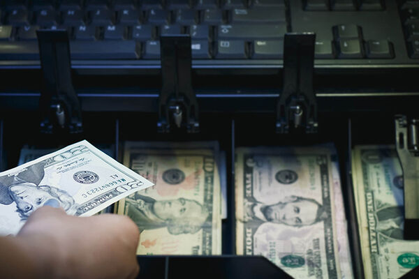 کاهش موقتی قیمت دلار /  طوفان ارزی در راه است؟ 