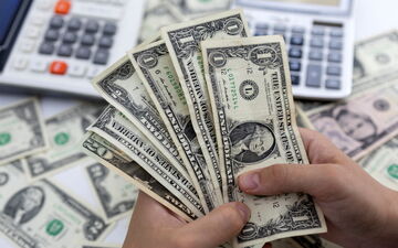 کاهش قیمت حواله دلار در بازار ارز تجاری