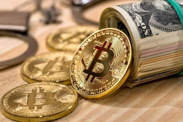 سقوط بیت‌کوین دلار را پایین می‌آورد؟